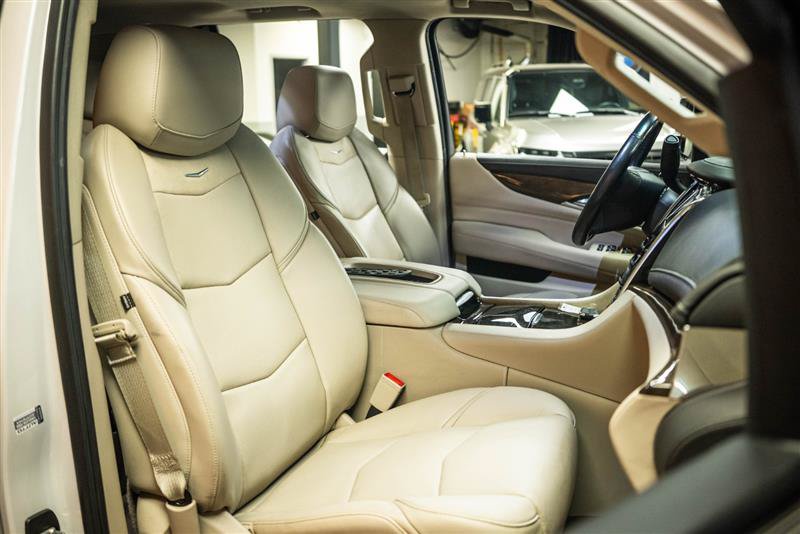 Used 2018 Cadillac Escalade Premium Luxury AWD/4WD image 15