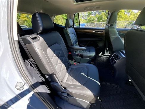 Used 2025 Volkswagen Atlas SE AWD/4WD image 16