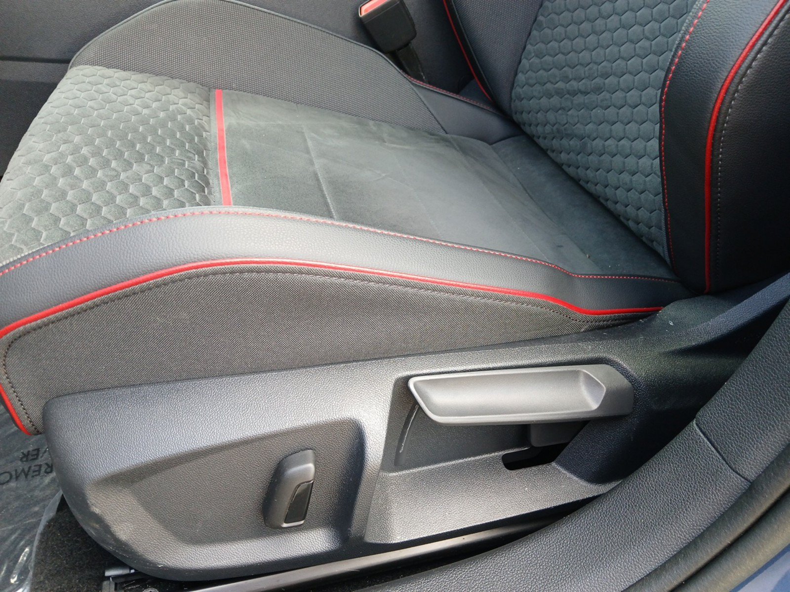 Used 2025 Volkswagen GTI SE FWD image 19