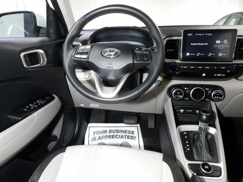 Used 2025 Hyundai Venue SEL FWD image 11