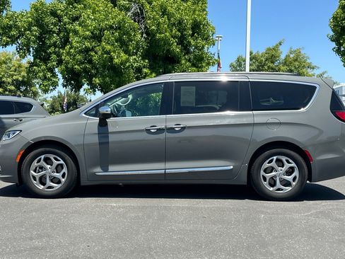 Certified 2023 Chrysler Pacifica Limited image 7