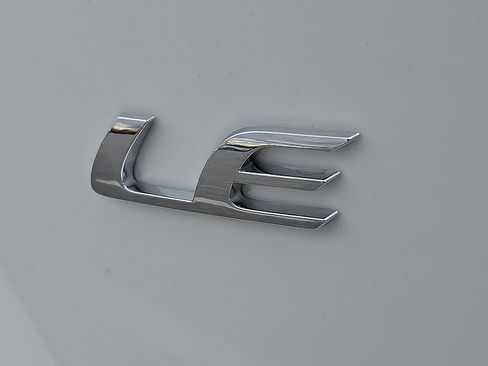 Used 2025 Toyota Corolla LE image 9