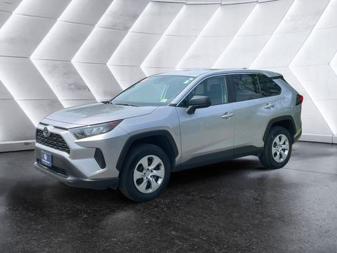 Used 2022 Toyota RAV4 LE AWD/4WD image 1