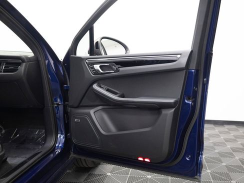 Certified 2025 Porsche Macan Turbo image 34