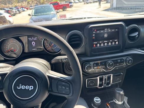 Used 2023 Jeep Gladiator Sport image 4