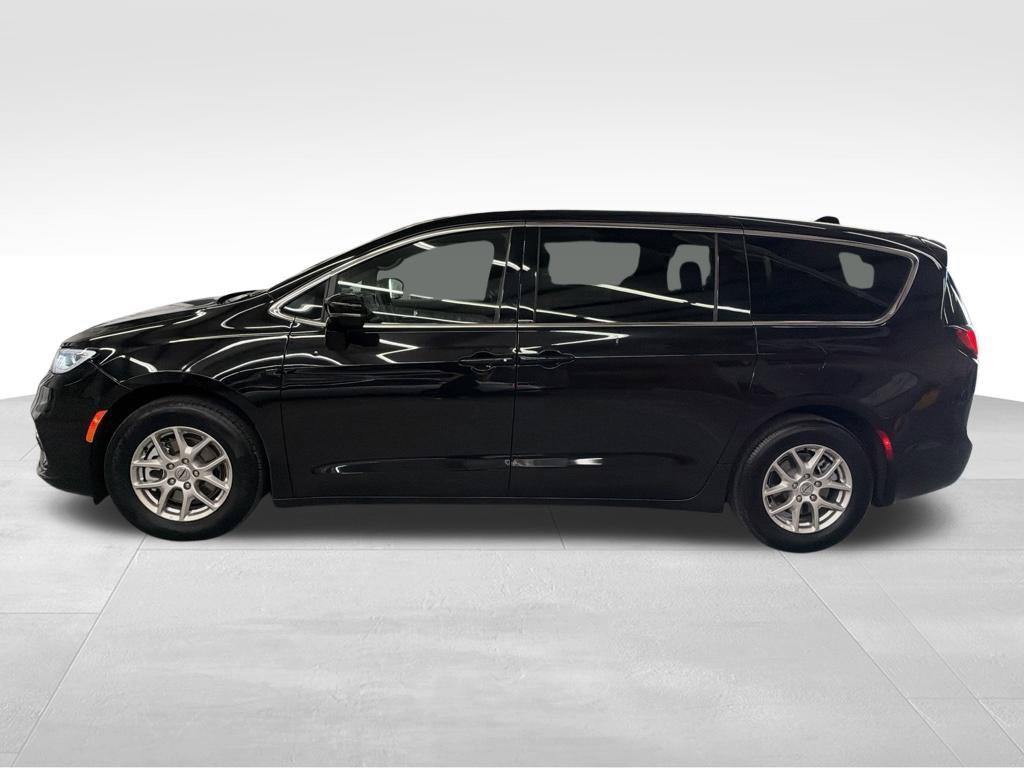 Used 2025 Chrysler Pacifica Select FWD image 3