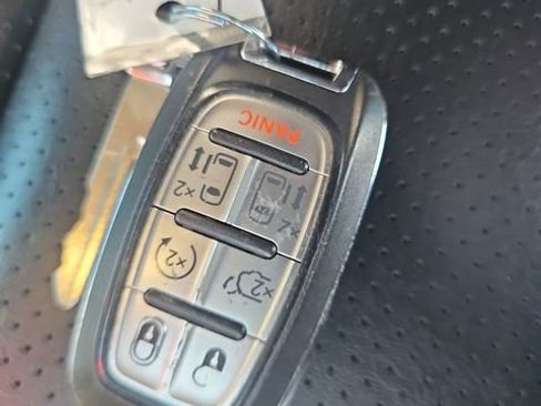 Used 2023 Chrysler Pacifica Touring-L FWD image 28