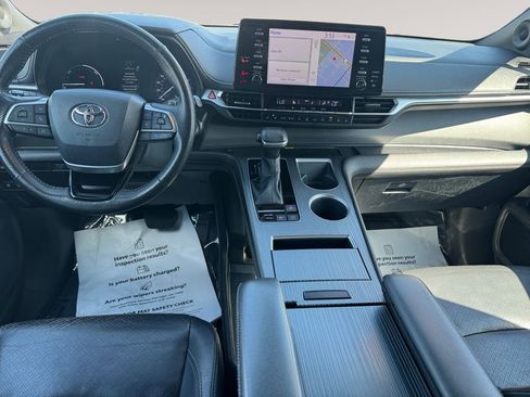 Used 2023 Toyota Sienna XSE AWD/4WD image 10