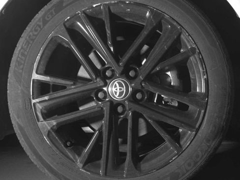 Used 2025 Toyota Camry SE image 12