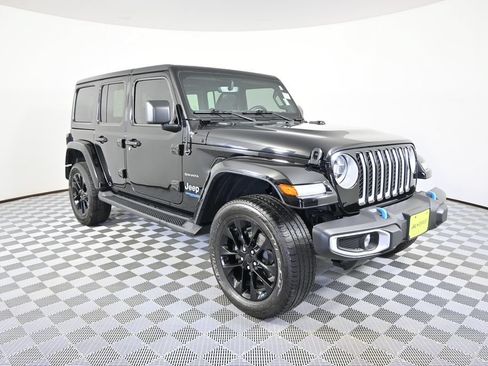 Used 2022 Jeep Wrangler Unlimited Sahara w/ Cold Weather Group AWD/4WD image 9