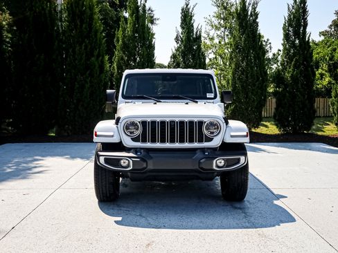 Used 2024 Jeep Wrangler Unlimited Sahara w/ Technology Group AWD/4WD image 3