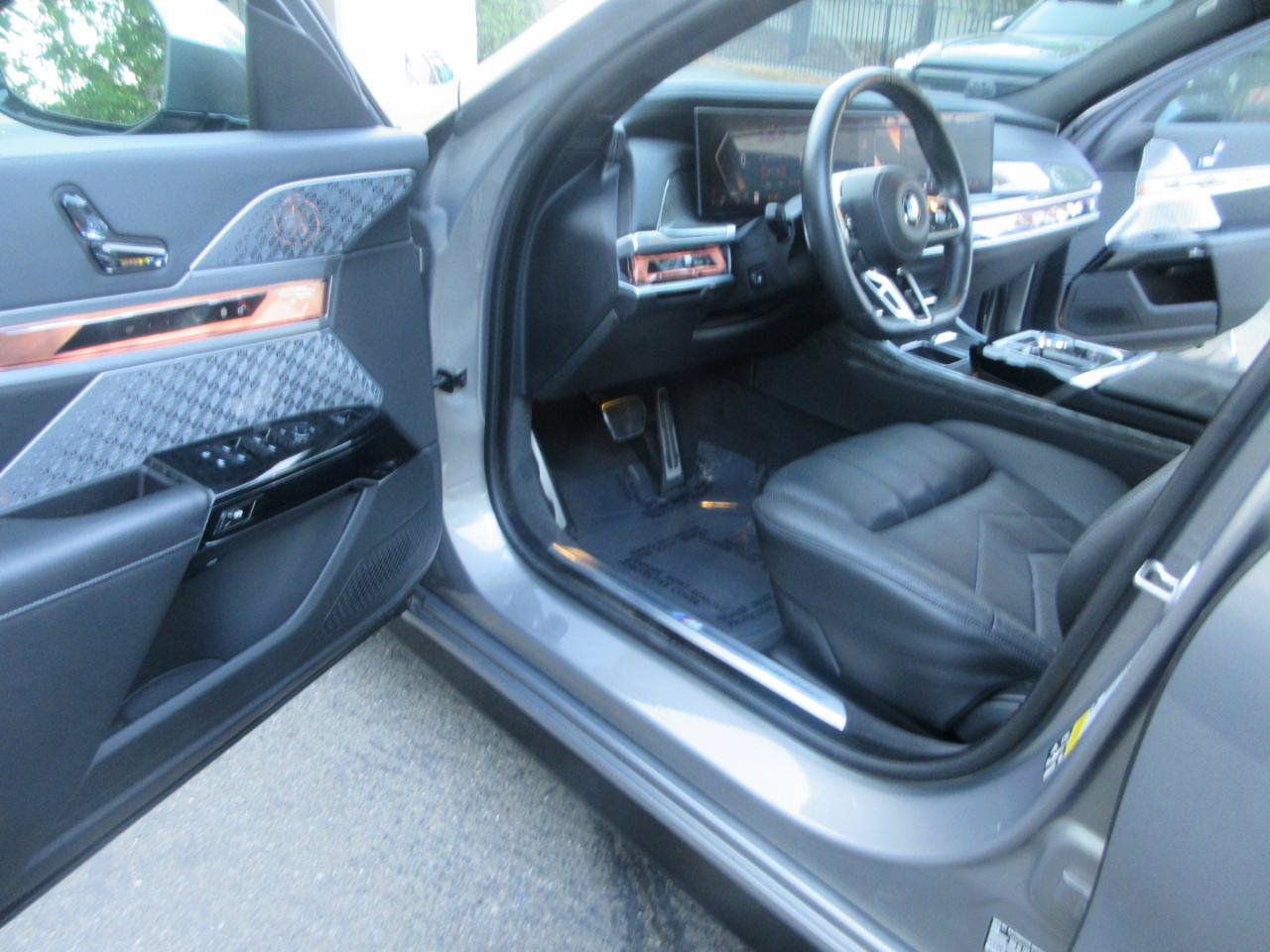 Used 2023 BMW 760i xDrive AWD/4WD image 11