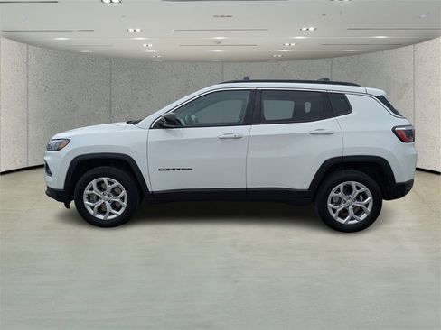 Used 2024 Jeep Compass Latitude image 6