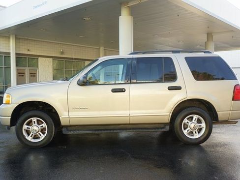 Used 2004 Ford Explorer XLT image 6
