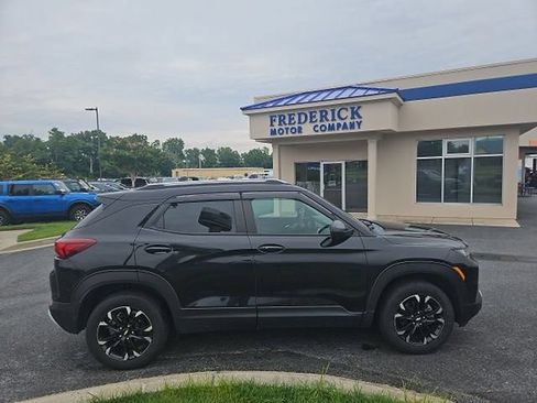 Used 2022 Chevrolet TrailBlazer LT w/ LPO, Blackout Package AWD/4WD image 3