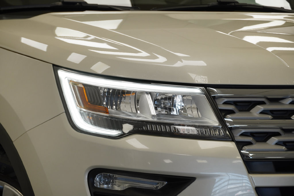 Used 2018 Ford Explorer XLT w/ Equipment Group 202A AWD/4WD image 9