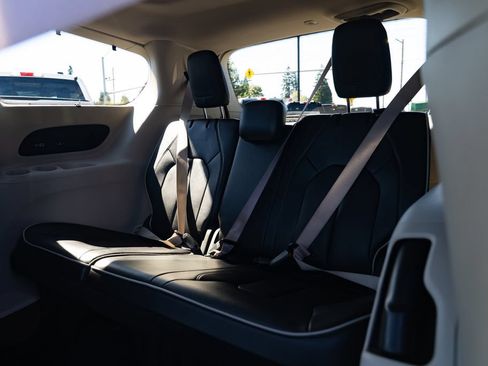 Used 2021 Chrysler Pacifica Limited AWD/4WD image 21