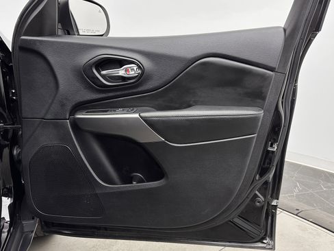 Used 2021 Jeep Cherokee Limited image 35