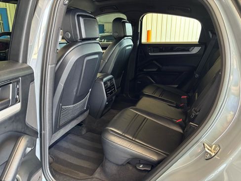 Used 2024 Porsche Cayenne Coupe image 32