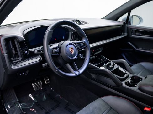 Certified 2025 Porsche Cayenne GTS AWD/4WD image 4
