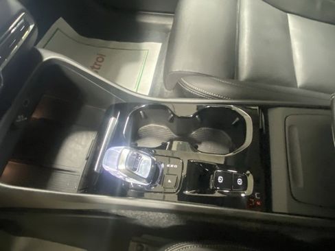 Certified 2025 Volvo XC40 B5 Plus image 26