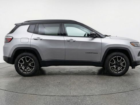 Used 2025 Jeep Compass Trailhawk image 11