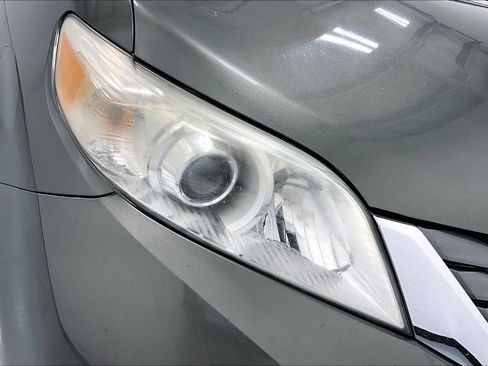 Used 2013 Toyota Sienna XLE image 37