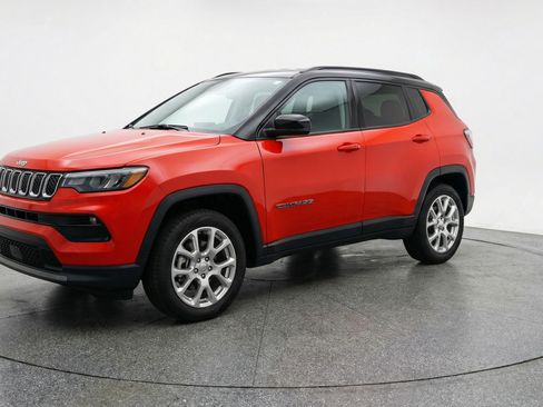 Used 2025 Jeep Compass Limited image 3