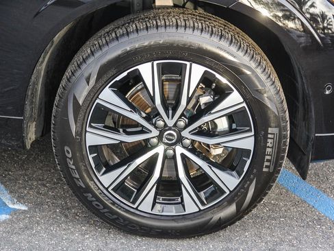 Used 2025 Volvo XC60 B5 Plus image 10