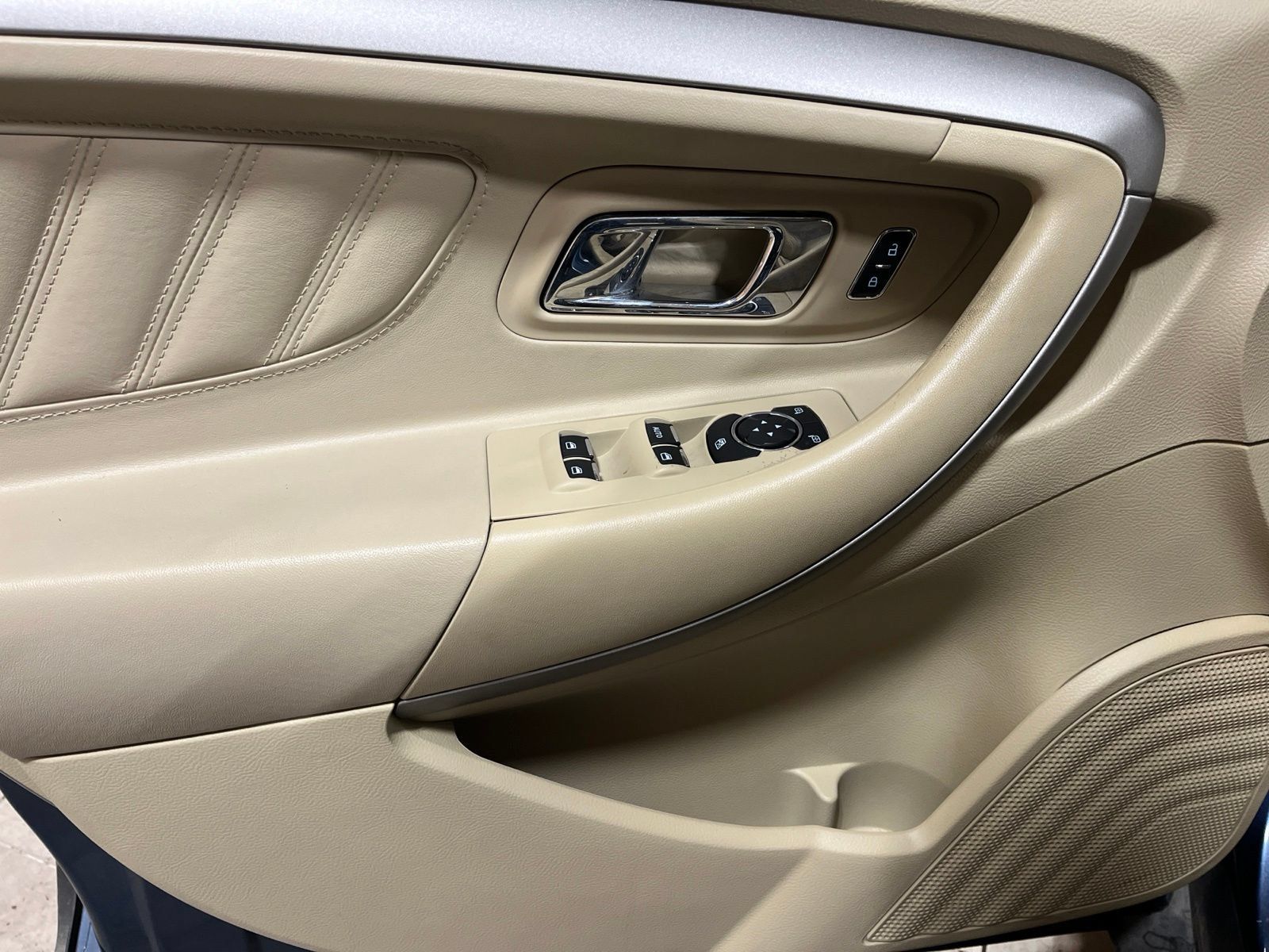 Used 2018 Ford Taurus SEL w/ Equipment Group 201A FWD image 18