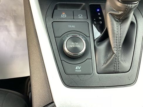 Used 2025 Toyota RAV4 XLE AWD/4WD image 25