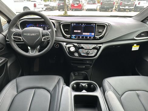New 2026 Chrysler Pacifica Select image 17