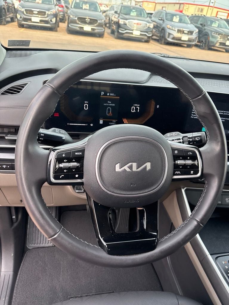 Used 2025 Kia Carnival FWD image 14