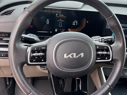 Used 2025 Kia Carnival FWD image 14