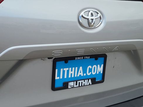 Used 2020 Toyota Sienna XLE image 15