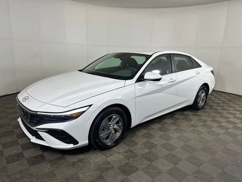 Certified 2025 Hyundai Elantra SE image 7