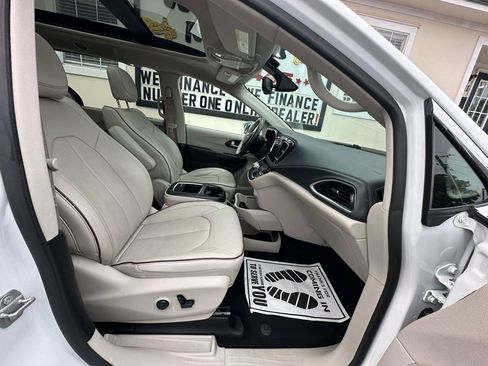 Used 2020 Chrysler Pacifica Limited FWD image 27