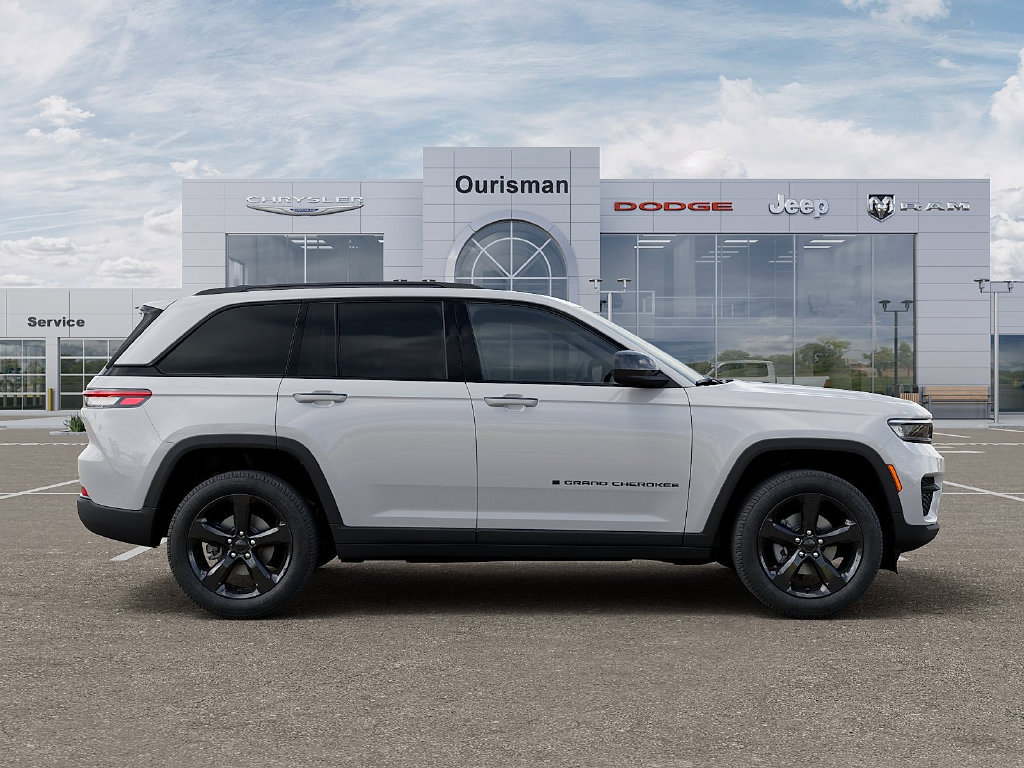 Used 2025 Jeep Grand Cherokee Altitude AWD/4WD image 21