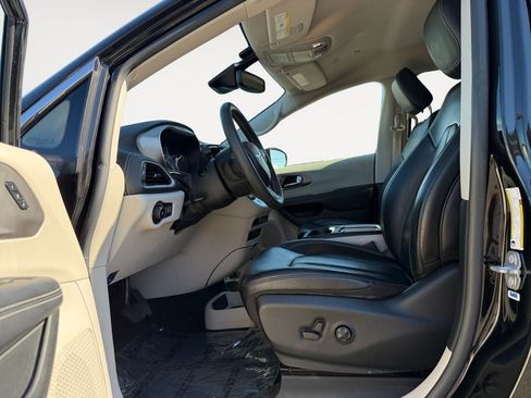Used 2022 Chrysler Pacifica Touring-L FWD image 6