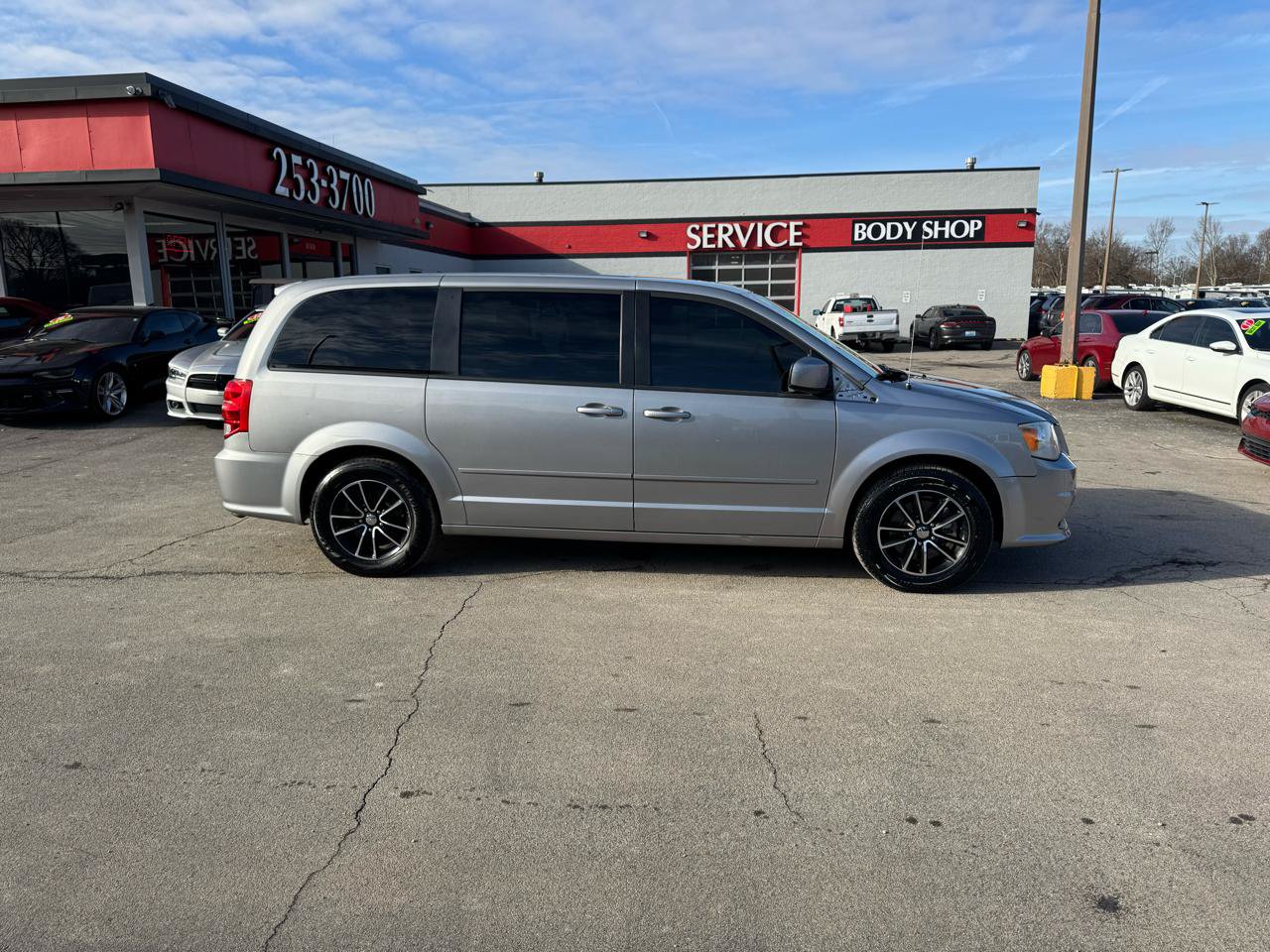 Used 2017 Dodge Grand Caravan SE FWD image 2