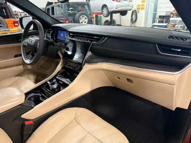 Used 2023 Jeep Grand Cherokee Limited AWD/4WD image 9