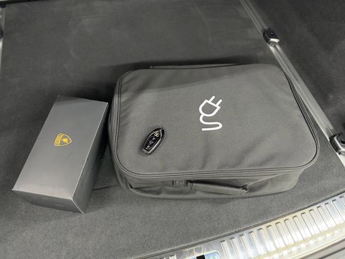 Used 2025 Lamborghini Urus SE AWD/4WD image 3