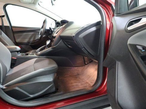 Used 2014 Ford Focus SE w/ SE Winter Package image 10