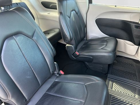 Used 2020 Chrysler Pacifica Touring-L w/ Tire & Wheel Group FWD image 18