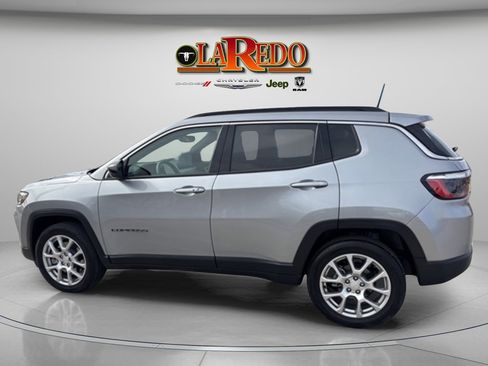Used 2024 Jeep Compass Latitude image 4