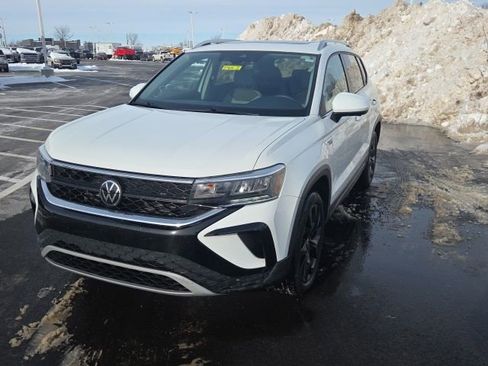 Used 2024 Volkswagen Taos SE image 14