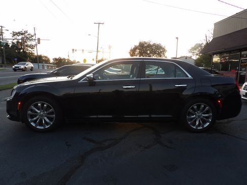 Used 2016 Chrysler 300 C image 2