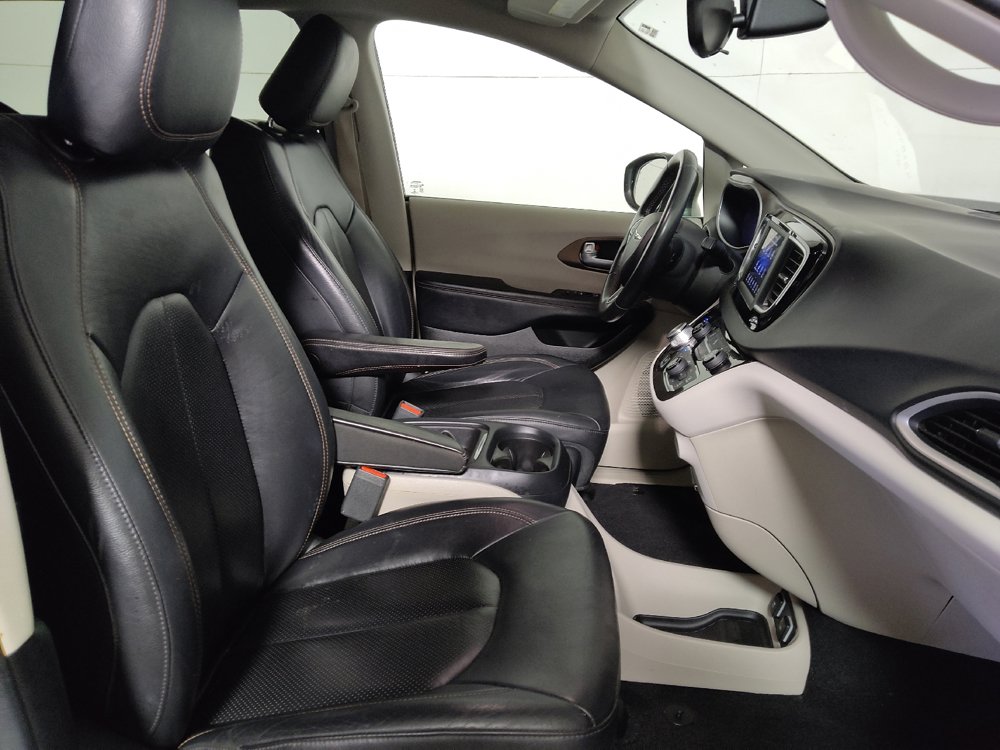 Used 2018 Chrysler Pacifica Touring-L FWD image 21