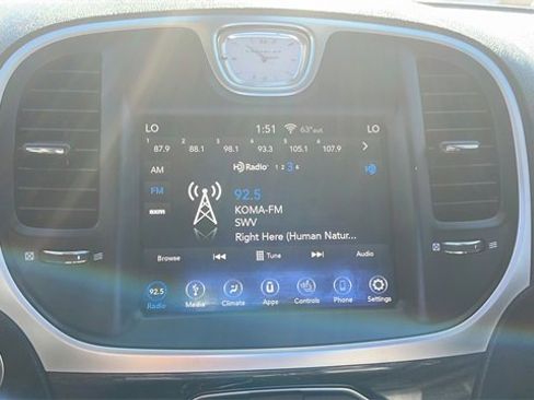 Used 2018 Chrysler 300 Touring L image 21