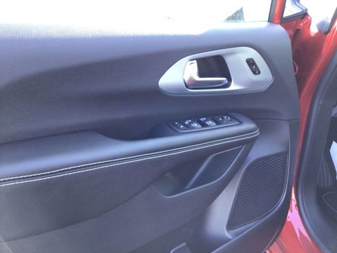 New 2026 Chrysler Pacifica Limited w/ S Appearance Package image 11